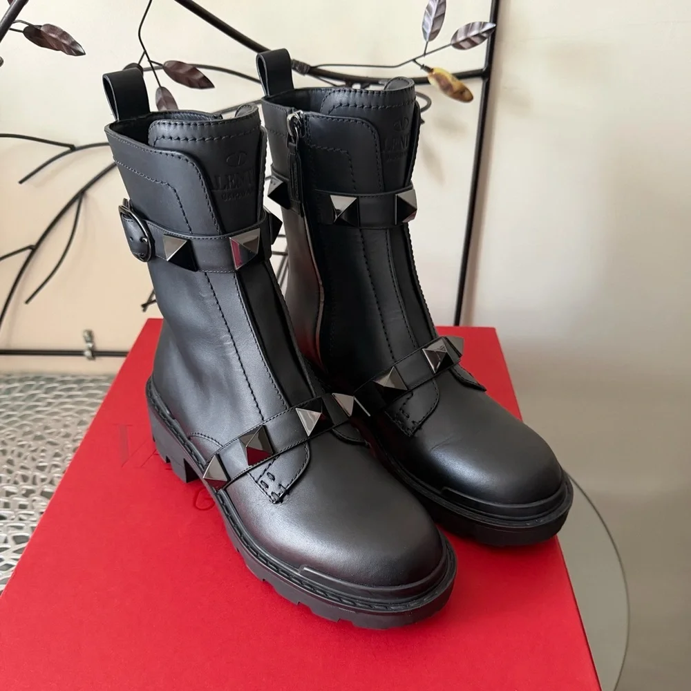 Valentino Garavani Roman Rockstud Black Leather Combat Boots size 37 US 7 NIB - Picture 11 of 16